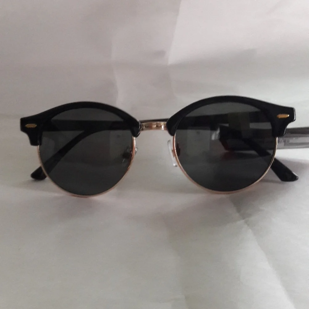 Foster Grant Women Black Gold Frame Sunglasses Polarized UVA-UVA Pro…